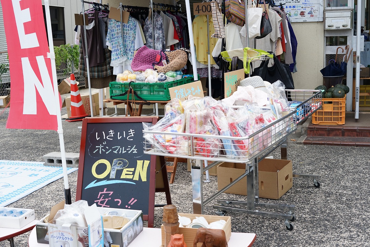 青空ワゴン市（いきいきボンマルシェ）の様子